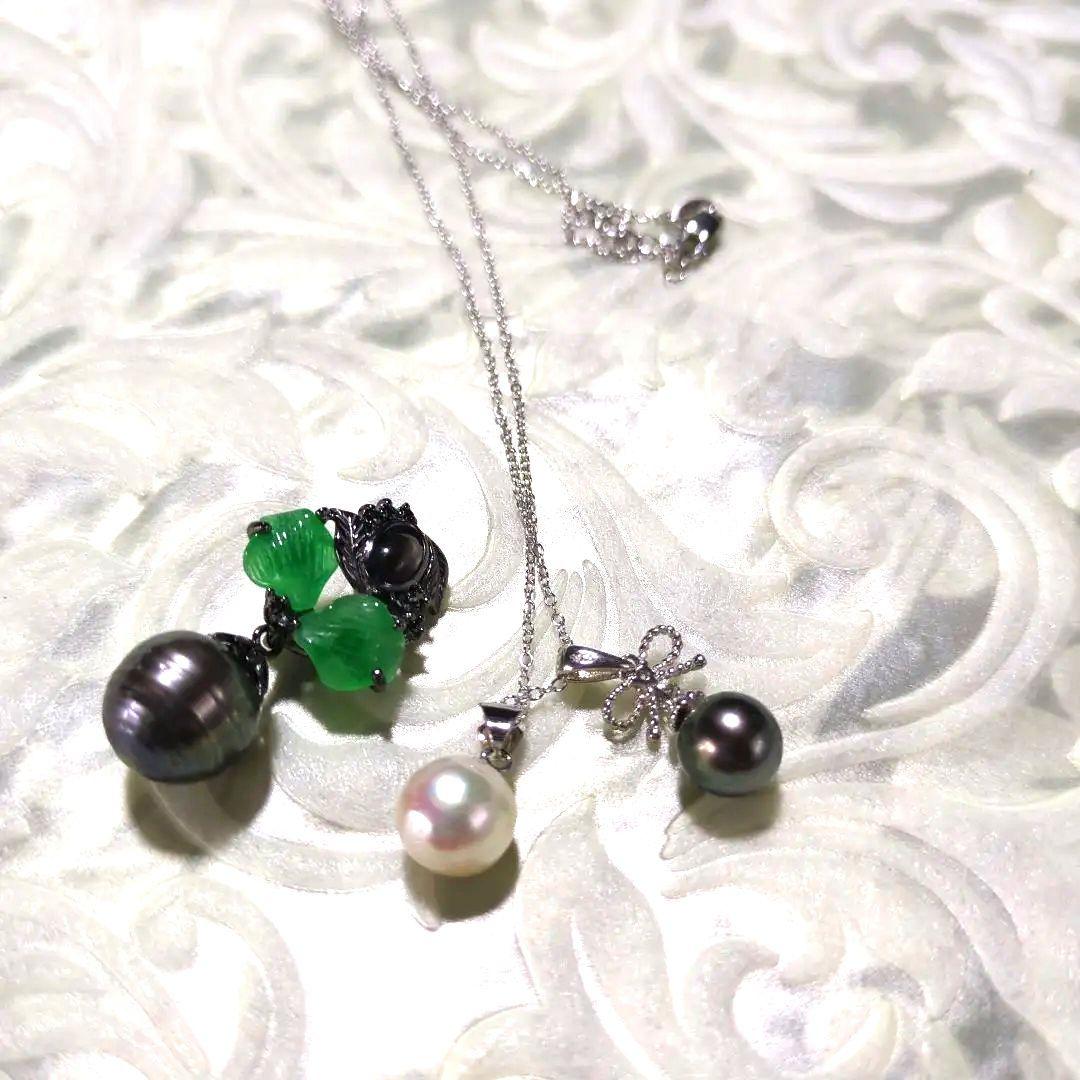 Black Akoya pearl pendant top with necklace set featuring ribbon motif and green-tinged and purple-tinged pearls