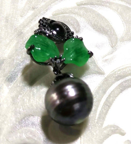 Black Akoya pearl pendant top with necklace set featuring ribbon motif and green-tinged and purple-tinged pearls