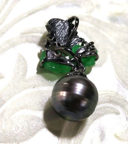 Black Akoya pearl pendant top with necklace set featuring ribbon motif and green-tinged and purple-tinged pearls