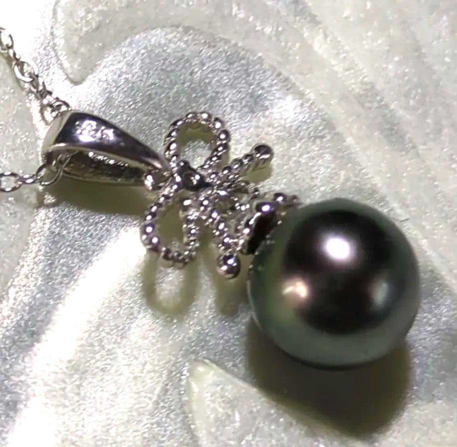 Black Akoya pearl pendant top with necklace set featuring ribbon motif and green-tinged and purple-tinged pearls