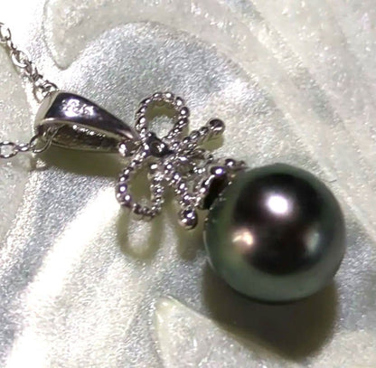 Black Akoya pearl pendant top with necklace set featuring ribbon motif and green-tinged and purple-tinged pearls
