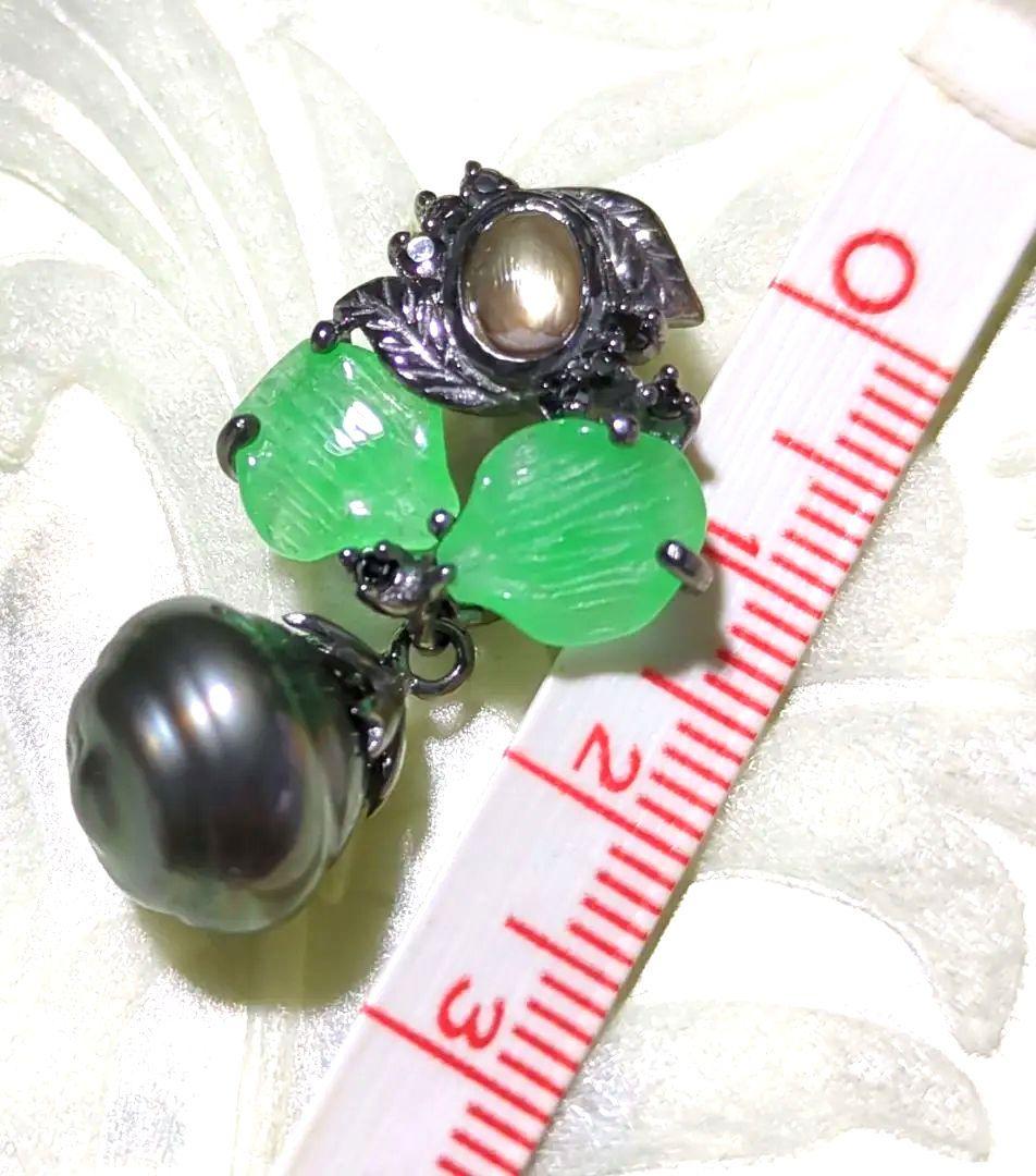 Black Akoya pearl pendant top with necklace set featuring ribbon motif and green-tinged and purple-tinged pearls