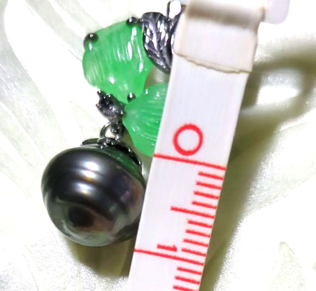 Black Akoya pearl pendant top with necklace set featuring ribbon motif and green-tinged and purple-tinged pearls