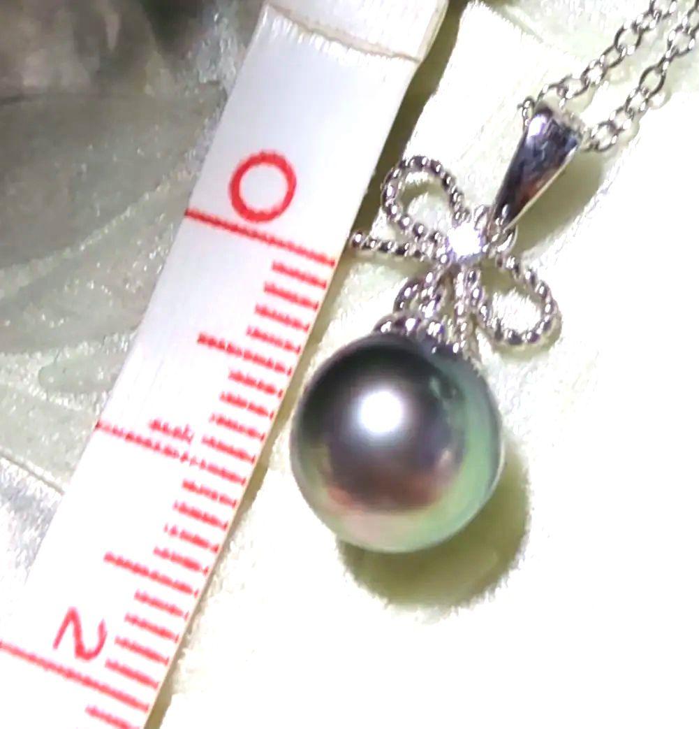Black Akoya pearl pendant top with necklace set featuring ribbon motif and green-tinged and purple-tinged pearls