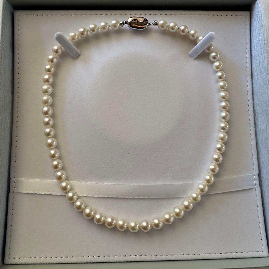 Akoya pearl necklace with 7.5-8.0mm pearls and silver clasp, 43cm full length.
