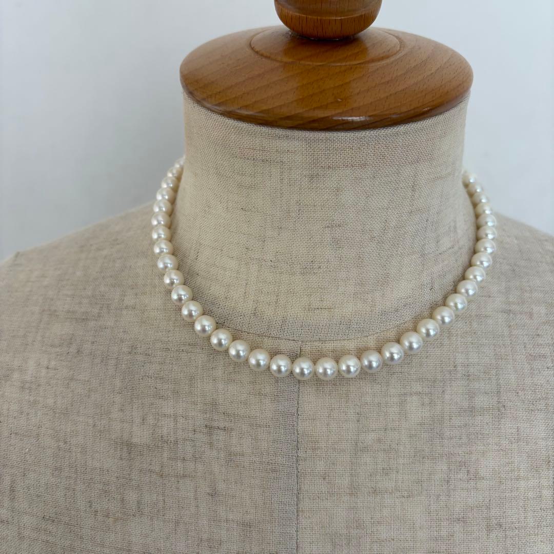 Akoya pearl necklace with 7.5-8.0mm pearls and silver clasp, 43cm full length.
