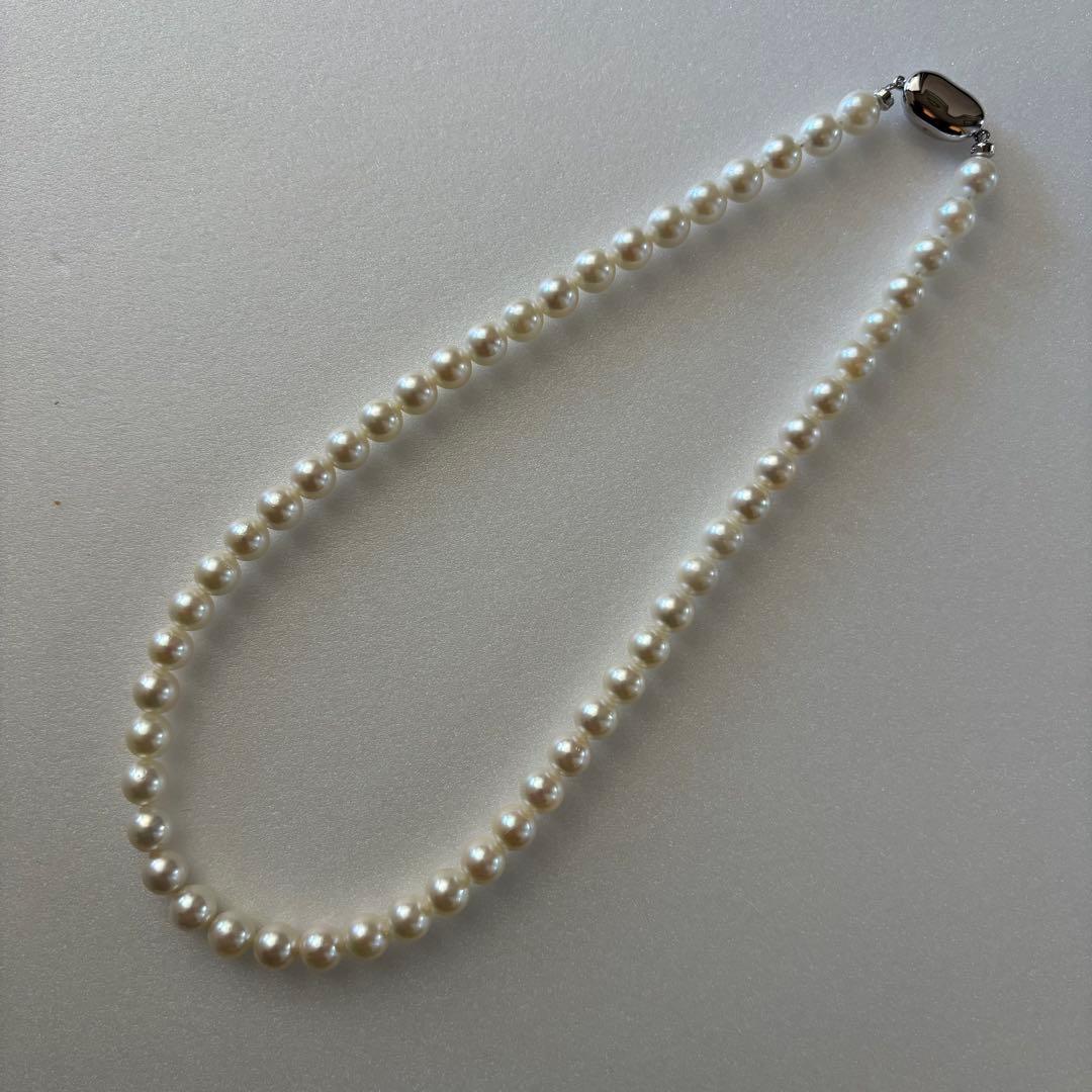Akoya pearl necklace with 7.5-8.0mm pearls and silver clasp, 43cm full length.