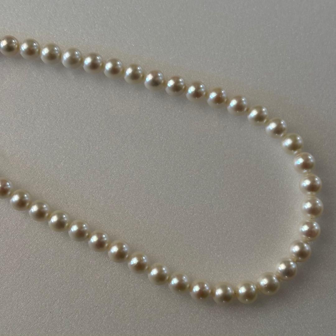 Akoya pearl necklace with 7.5-8.0mm pearls and silver clasp, 43cm full length.
