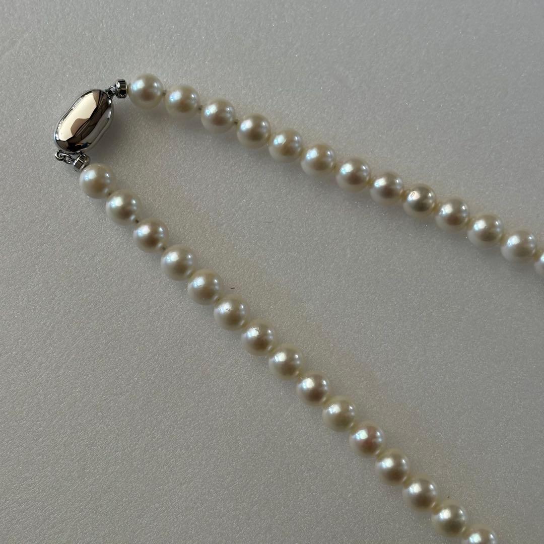 Akoya pearl necklace with 7.5-8.0mm pearls and silver clasp, 43cm full length.