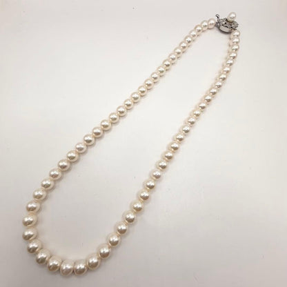 Akoya pearl necklace with 7mm pearls on a 42cm chain, styled for entrance ceremony and graduation events