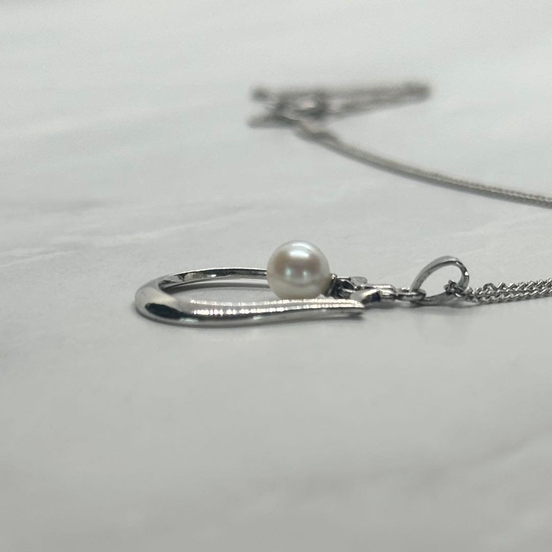 Mikimoto Akoya pearl single pearl necklace pendant in silver with horseshoe design and 5.2 mm pearl