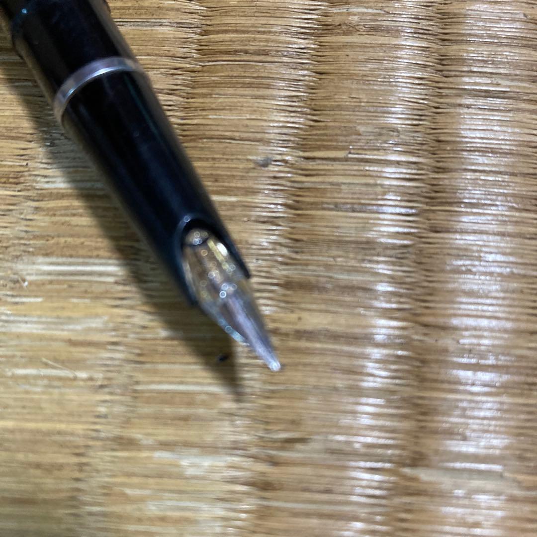 PILOT Fedora Nib fountain pen with black body and gold color decoration