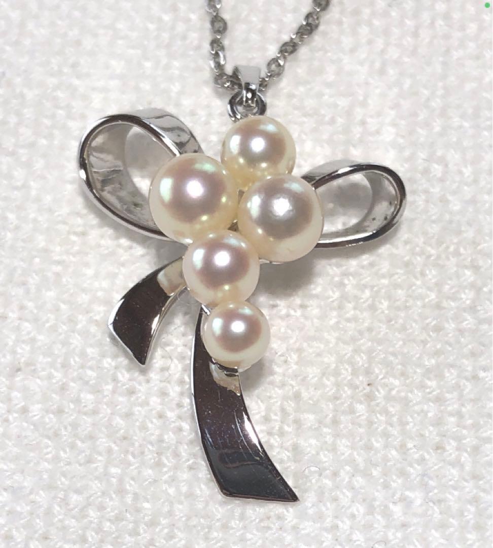 Mikimoto Pearl Pendant Necklace with silver ribbon and five baby pearls on 40.5 cm chain