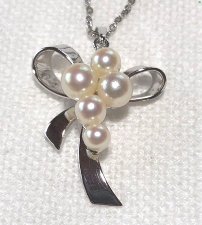 Mikimoto Pearl Pendant Necklace with silver ribbon and five baby pearls on 40.5 cm chain
