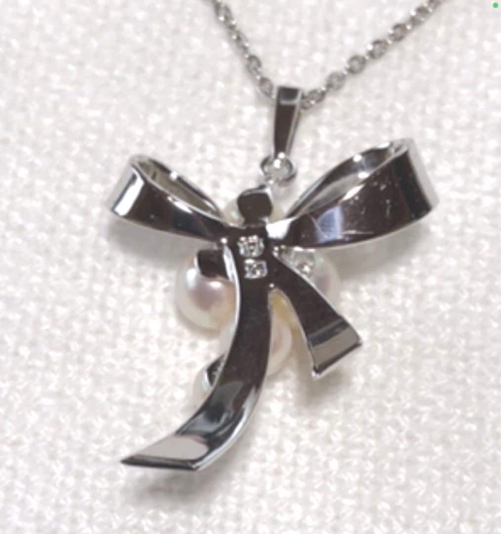 Mikimoto Pearl Pendant Necklace with silver ribbon and five baby pearls on 40.5 cm chain