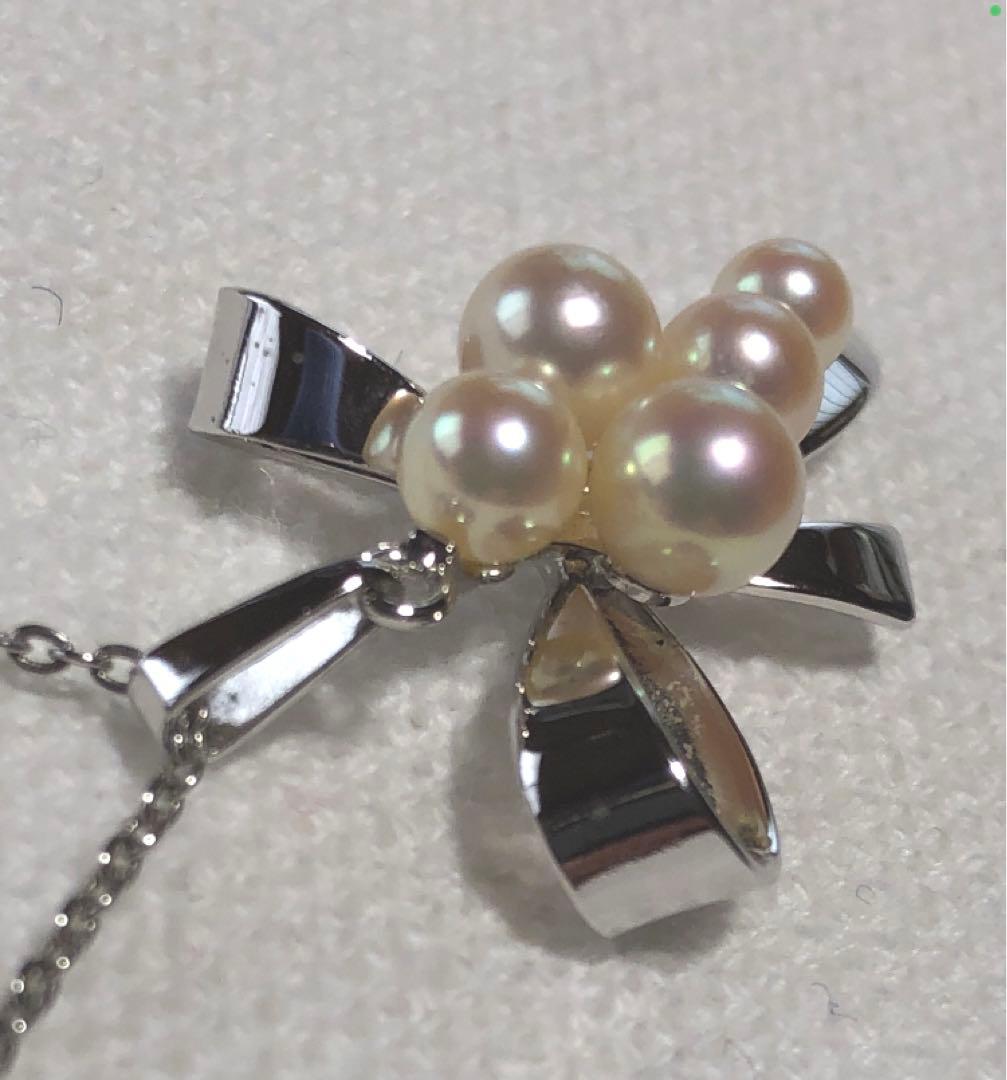 Mikimoto Pearl Pendant Necklace with silver ribbon and five baby pearls on 40.5 cm chain