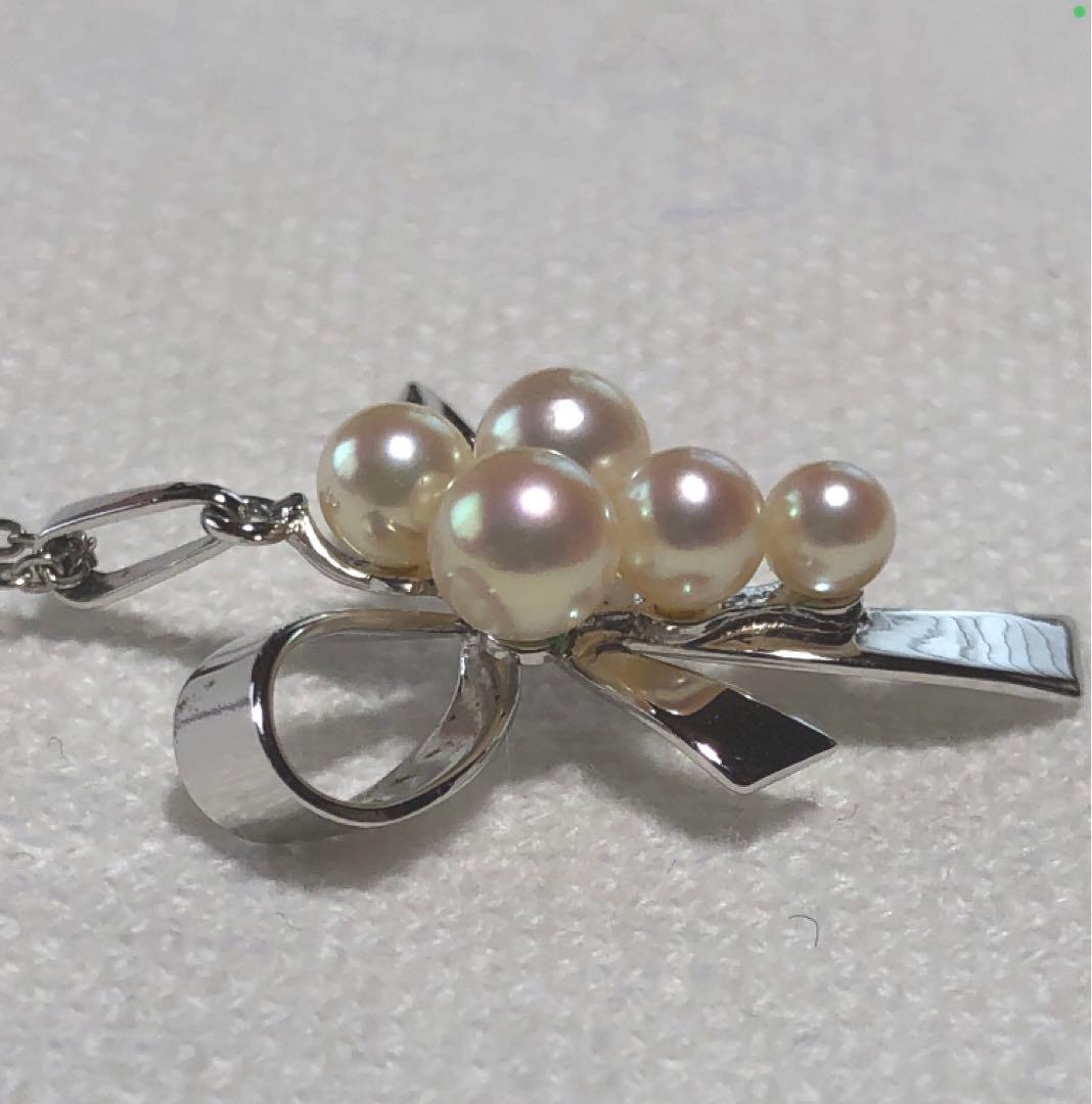 Mikimoto Pearl Pendant Necklace with silver ribbon and five baby pearls on 40.5 cm chain