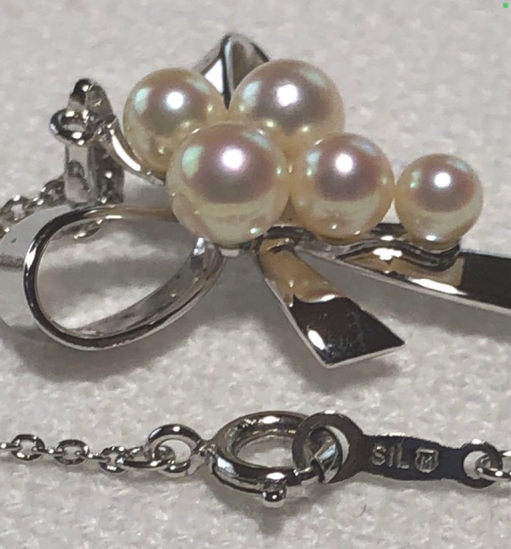 Mikimoto Pearl Pendant Necklace with silver ribbon and five baby pearls on 40.5 cm chain