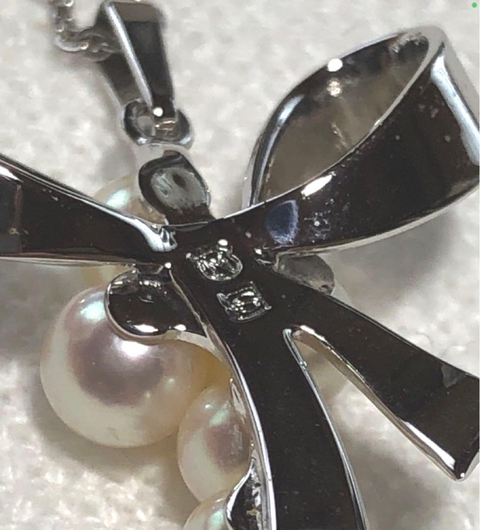 Mikimoto Pearl Pendant Necklace with silver ribbon and five baby pearls on 40.5 cm chain