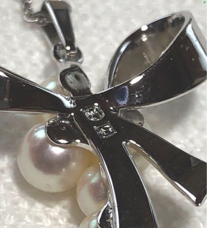 Mikimoto Pearl Pendant Necklace with silver ribbon and five baby pearls on 40.5 cm chain