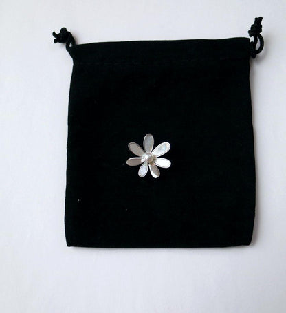 Tasaki silver brooch with a 5mm pearl decoration, measuring approximately 2.5 cm in diameter
