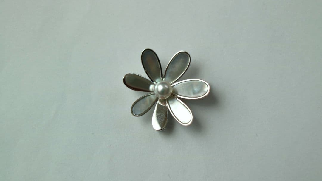 Tasaki silver brooch with a 5mm pearl decoration, measuring approximately 2.5 cm in diameter