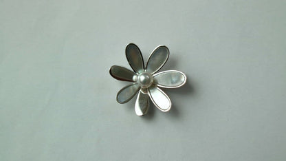 Tasaki silver brooch with a 5mm pearl decoration, measuring approximately 2.5 cm in diameter