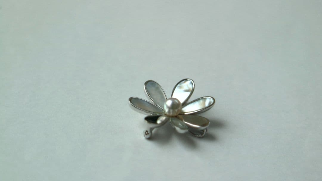 Tasaki silver brooch with a 5mm pearl decoration, measuring approximately 2.5 cm in diameter