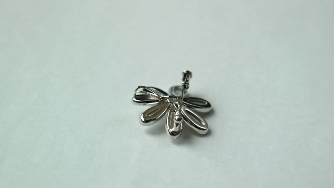 Tasaki silver brooch with a 5mm pearl decoration, measuring approximately 2.5 cm in diameter