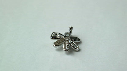 Tasaki silver brooch with a 5mm pearl decoration, measuring approximately 2.5 cm in diameter