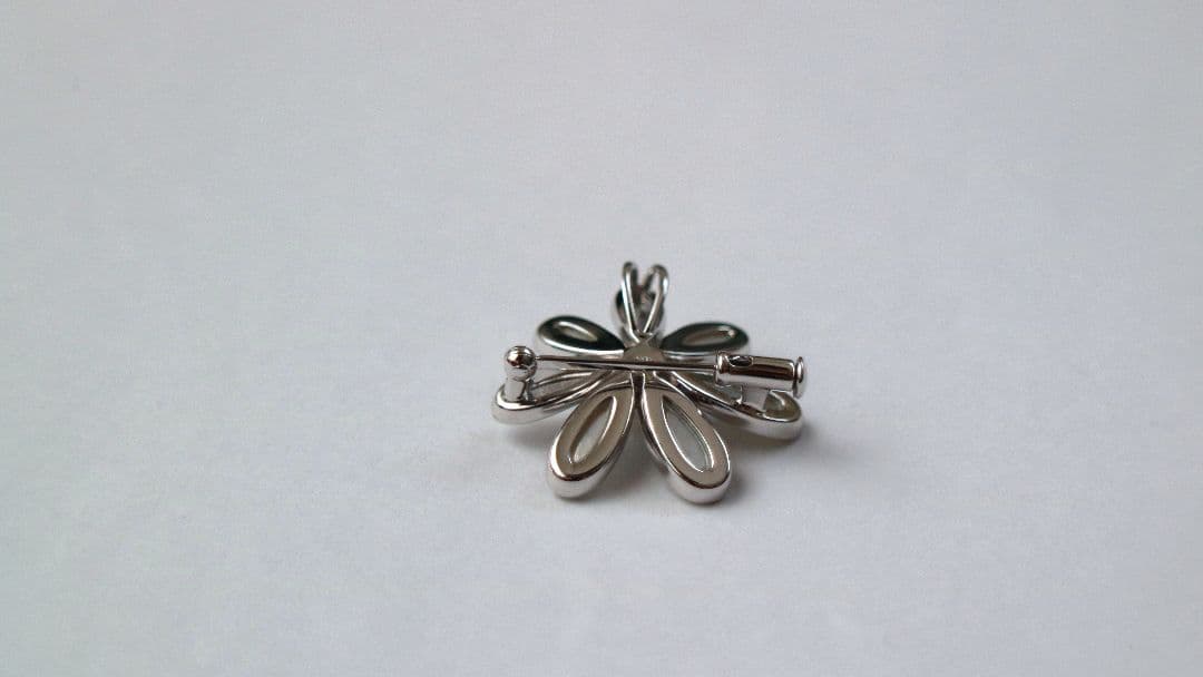 Tasaki silver brooch with a 5mm pearl decoration, measuring approximately 2.5 cm in diameter