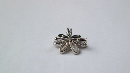 Tasaki silver brooch with a 5mm pearl decoration, measuring approximately 2.5 cm in diameter