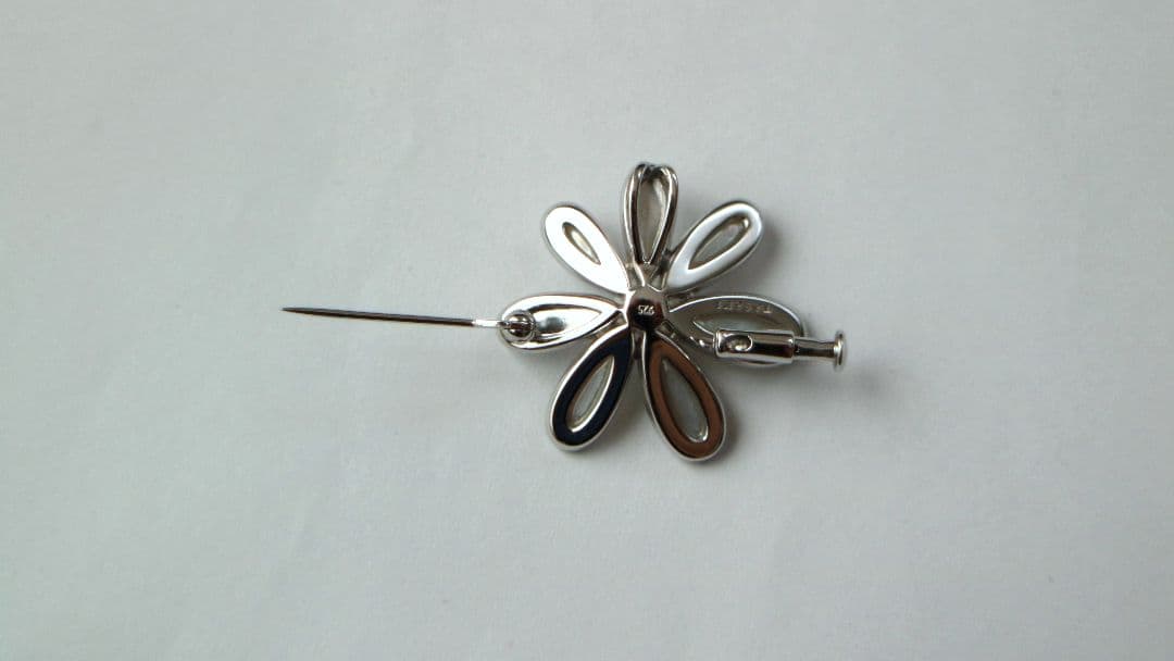 Tasaki silver brooch with a 5mm pearl decoration, measuring approximately 2.5 cm in diameter