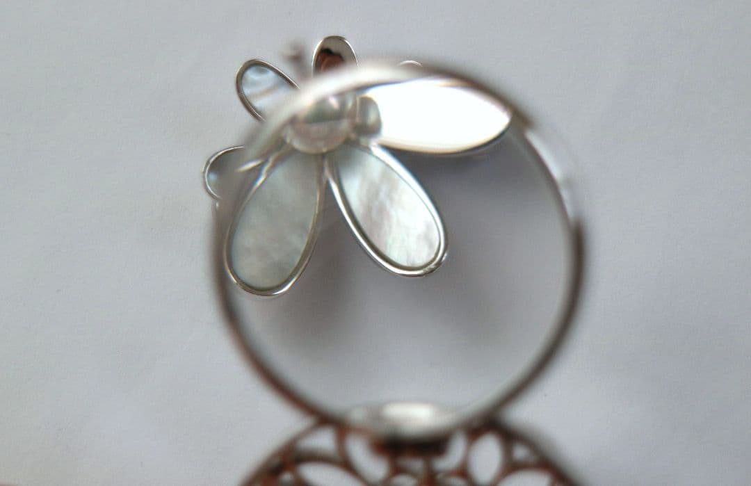 Tasaki silver brooch with a 5mm pearl decoration, measuring approximately 2.5 cm in diameter