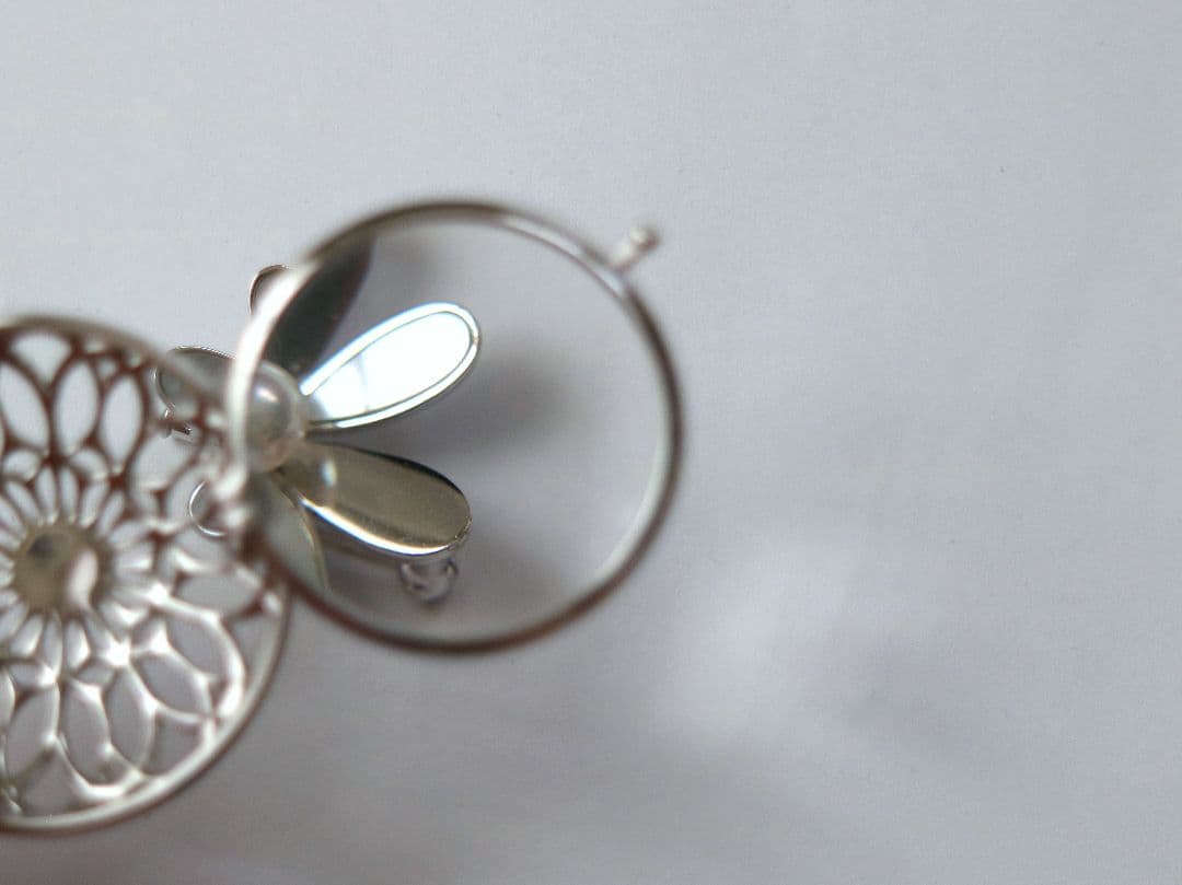 Tasaki silver brooch with a 5mm pearl decoration, measuring approximately 2.5 cm in diameter
