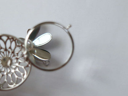 Tasaki silver brooch with a 5mm pearl decoration, measuring approximately 2.5 cm in diameter