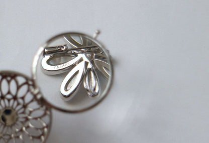 Tasaki silver brooch with a 5mm pearl decoration, measuring approximately 2.5 cm in diameter