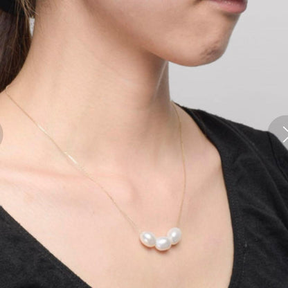 agete K10 pearl necklace featuring 3 round and elongated baroque pearls with adjustable sliding chain