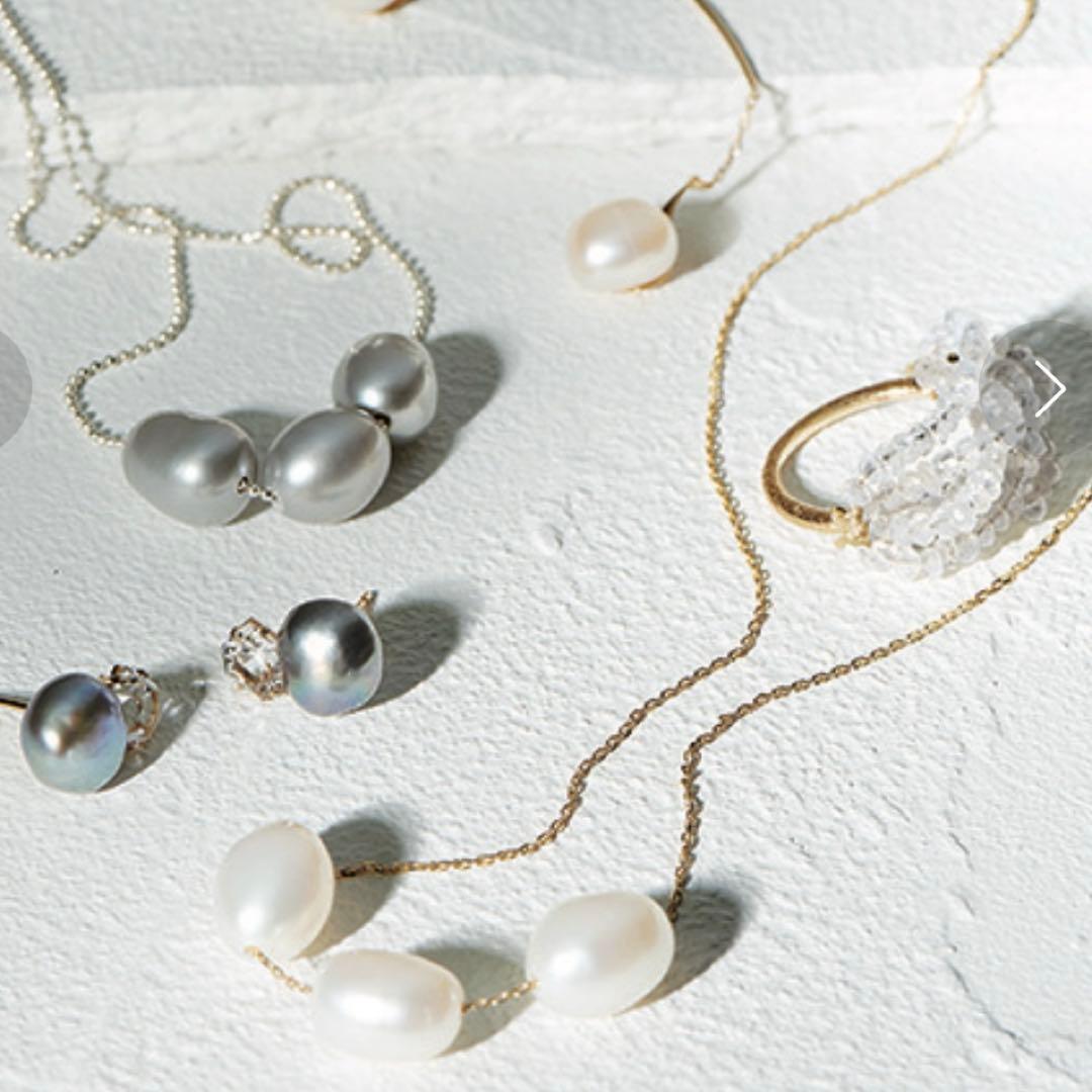 agete K10 pearl necklace featuring 3 round and elongated baroque pearls with adjustable sliding chain