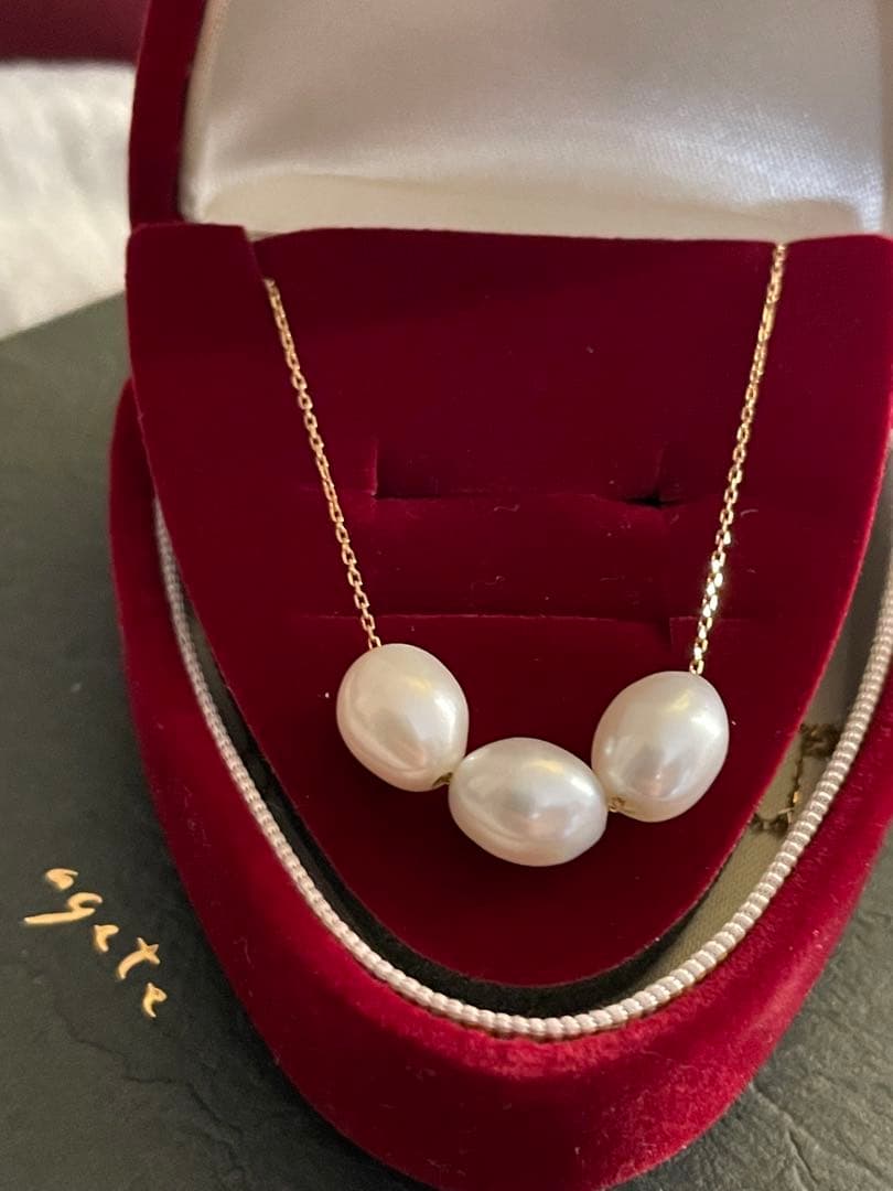 agete K10 pearl necklace featuring 3 round and elongated baroque pearls with adjustable sliding chain