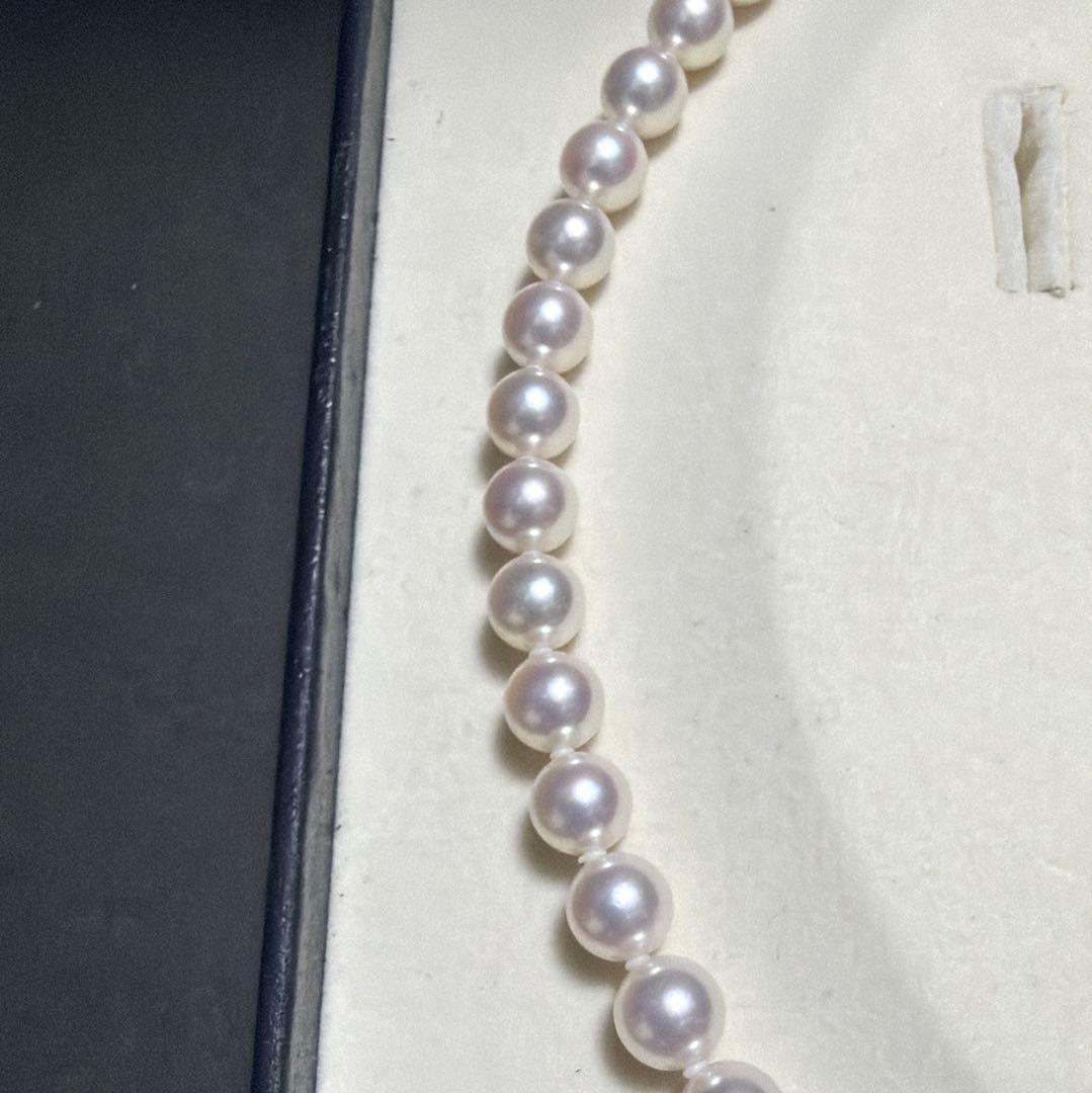 Akoya pearl necklace displayed with Hanadama pearl box and Aurora design, 46 cm length, white pearls