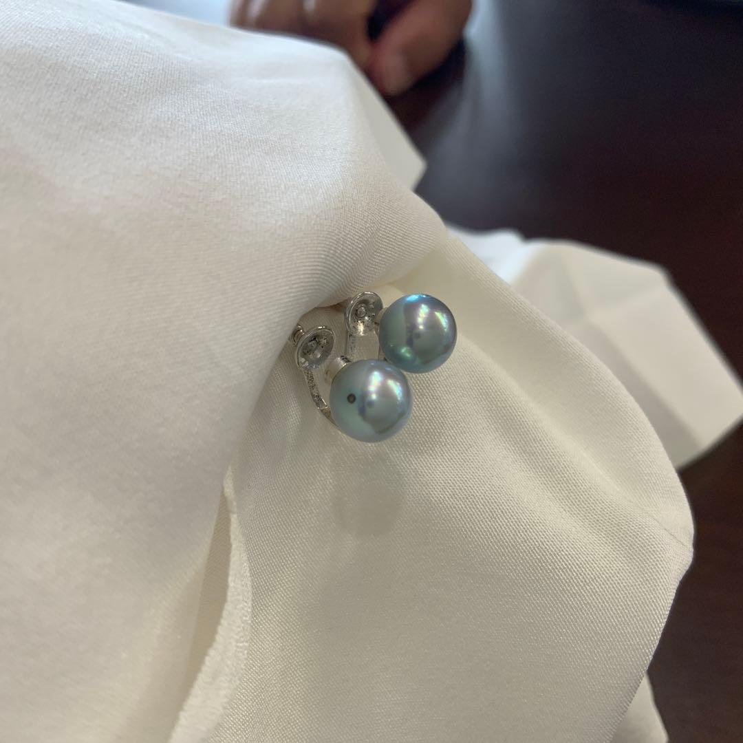 Tasaki Akoya gray pearl necklace and matching blue silver earrings set with rainbow luster