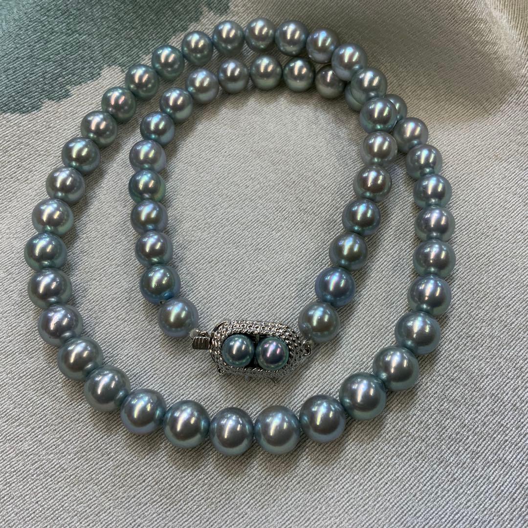Tasaki Akoya gray pearl necklace and matching blue silver earrings set with rainbow luster