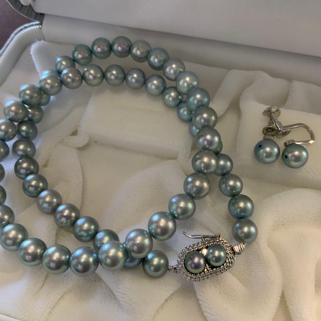 Tasaki Akoya gray pearl necklace and matching blue silver earrings set with rainbow luster