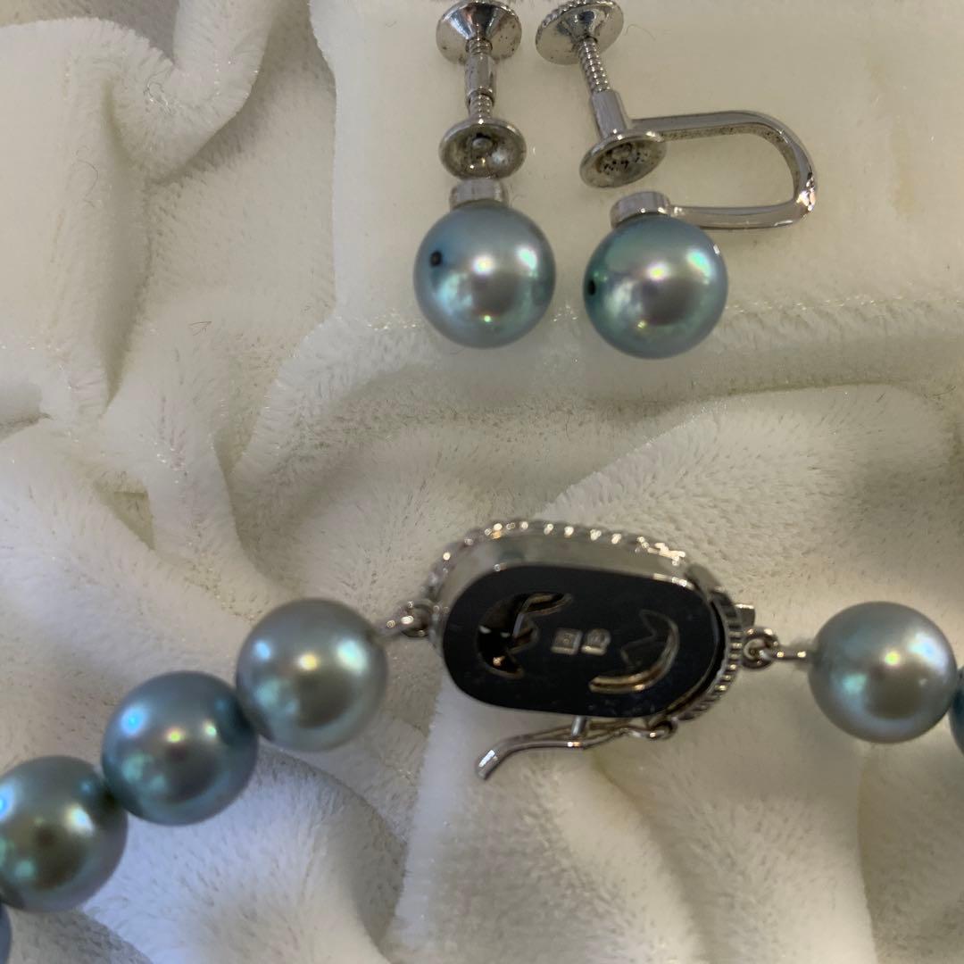 Tasaki Akoya gray pearl necklace and matching blue silver earrings set with rainbow luster