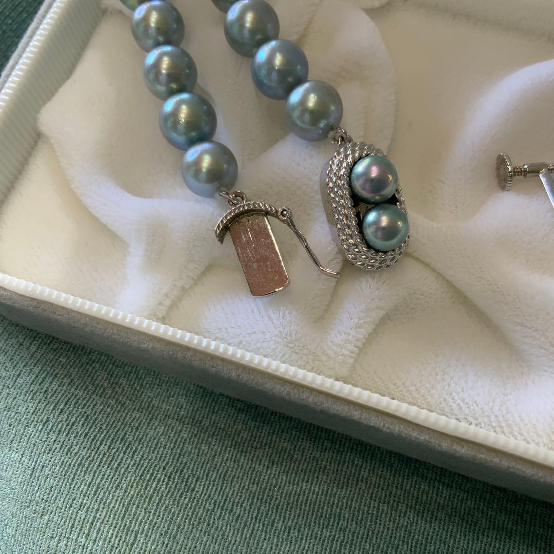 Tasaki Akoya gray pearl necklace and matching blue silver earrings set with rainbow luster