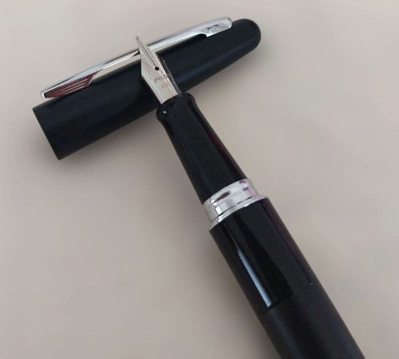 Pilot Kakuna fountain pen with medium tip and black storage case displayed on white background