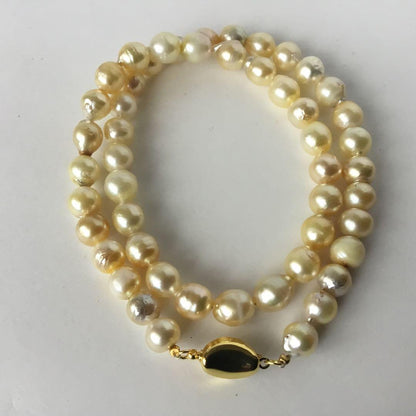 Yellow Akoya pearl necklace with 8mm pearls and silver beads, total length 43 cm