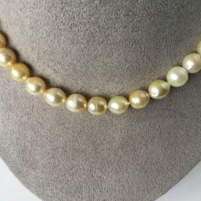 Yellow Akoya pearl necklace with 8mm pearls and silver beads, total length 43 cm
