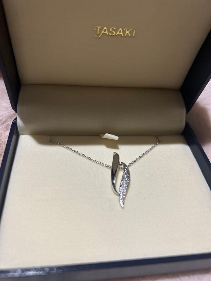 Silver Necklace TASAKI displayed on a white background, showcasing its sleek and elegant design